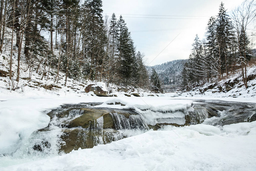 冬日寒冷的山间溪流图片