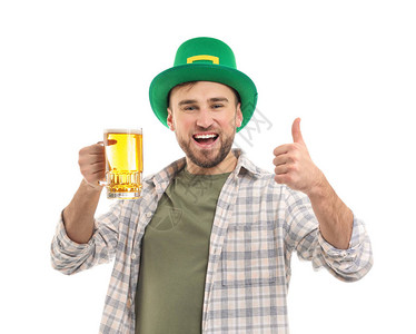 穿着绿色帽子和啤酒杯的英俊年轻帅哥图片