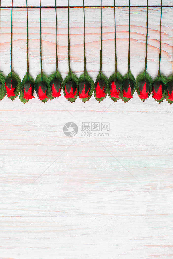 美丽的假红玫瑰和叶子的排列图片