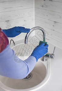 厨房清洁穿蓝橡胶手套的妇女清图片