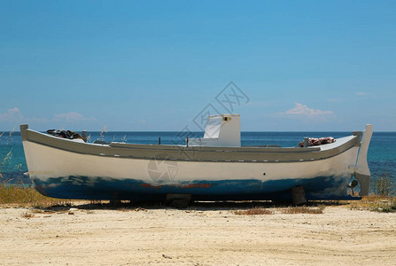 希腊爱琴海沿岸的船图片