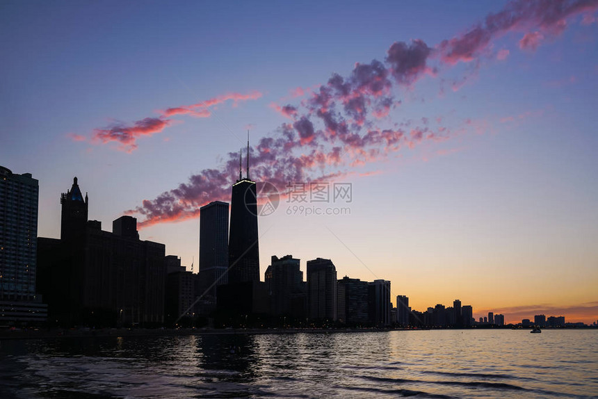 日落剪影的芝加哥市中心天际线景观图片
