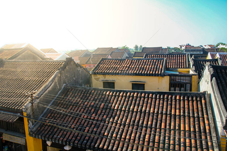 越南会安古镇老砖房屋顶图片