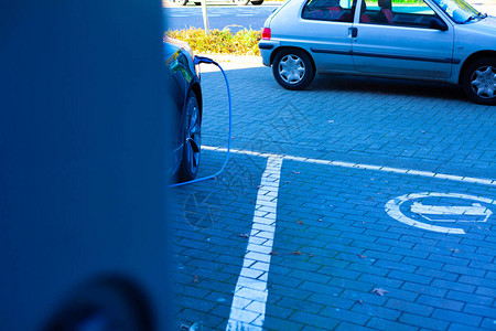 车停在车场用电给动汽车充电汽车后面停车场图片