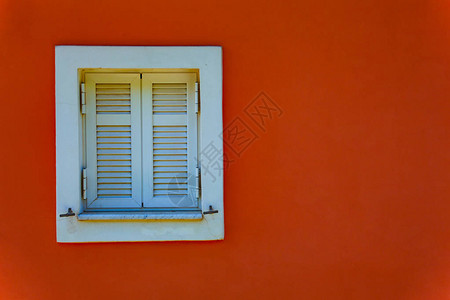 橙色墙上的旧白窗复制图片