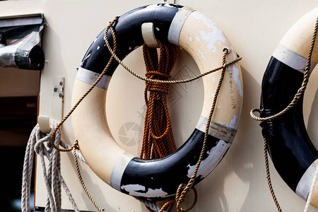 船上的救生带船上乘客的安全概念图片