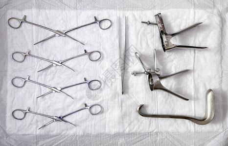 妇科消毒工具很多白背景的妇科医生仪器图片