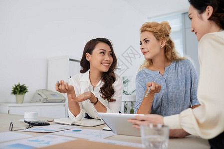 混血女企业高管在日常会背景图片