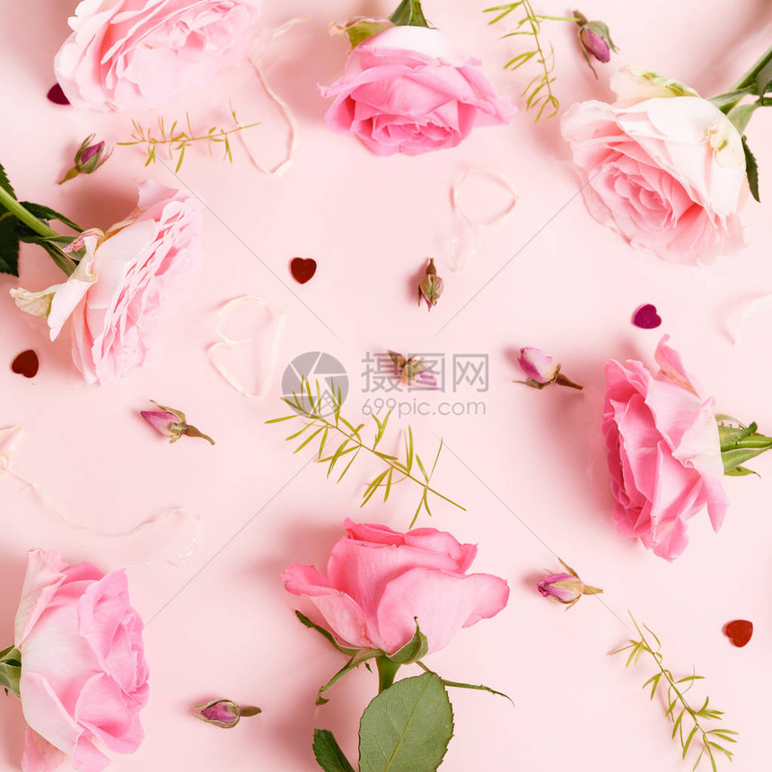 的粉红色花朵玫瑰与粉红色背景上的心组成图片