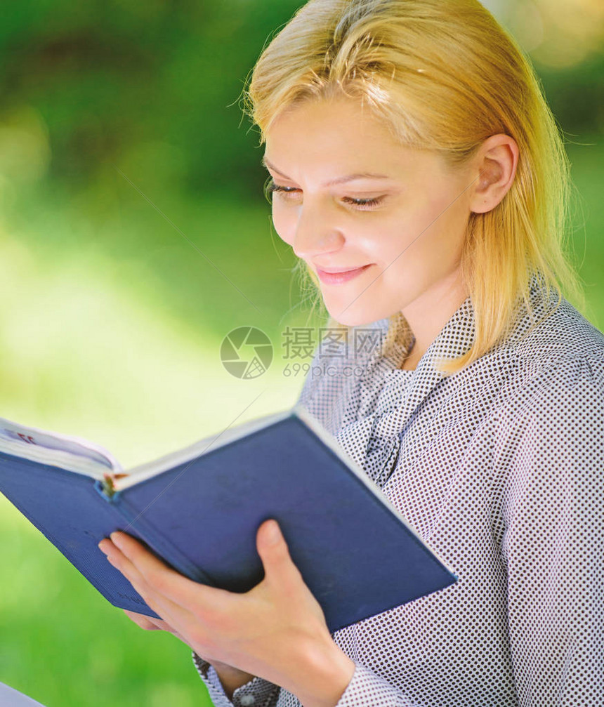 放松休闲爱好概念最好的女自助书籍每个女孩都应该读的书女孩集中坐公园看书自然背景阅读鼓舞人心的书图片