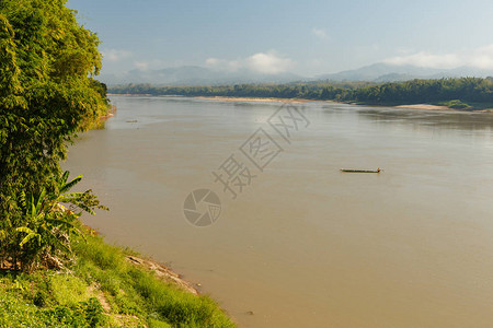 湄公河在山的背景下老挝图片