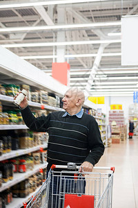 在超市里有电车的老人背景图片