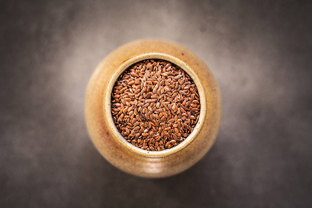 亚麻籽或亚麻籽在石灰色背景的碗投手亚麻籽或亚麻籽的概念亚麻籽图片