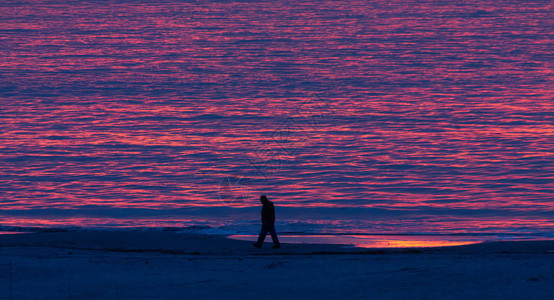 佐治亚海岸外的辉煌日出在西尔休图片