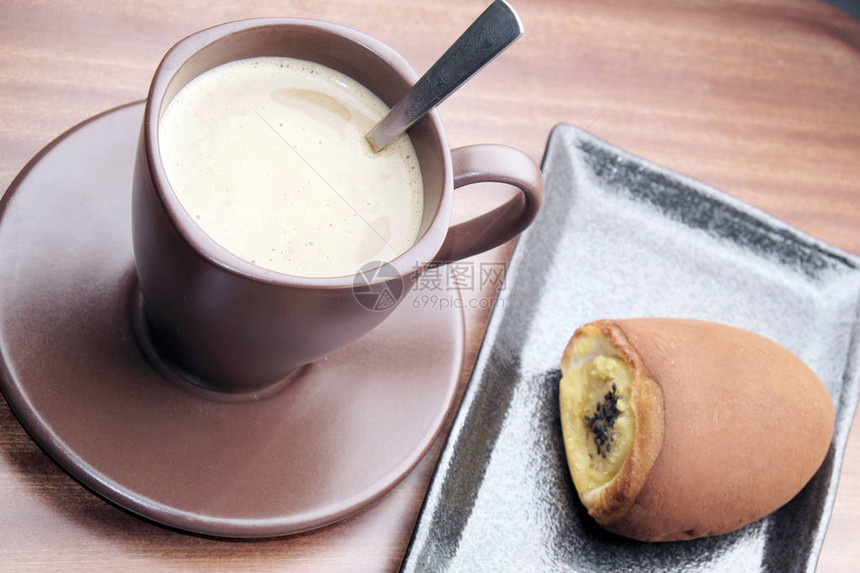 热咖啡和甜面包图片