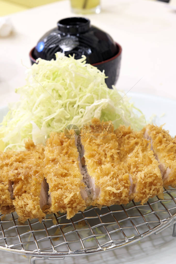 日本猪肉炸猪排配蔬菜图片