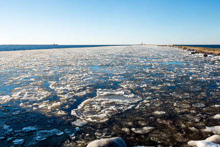 冬季海边冰冻的冰块在海滩上过冬图片