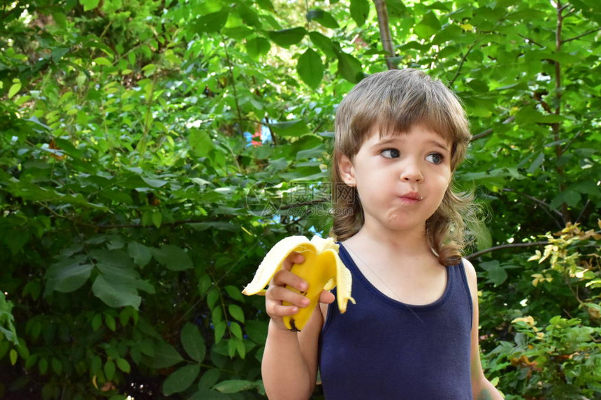 吃香蕉的可爱小男孩图片