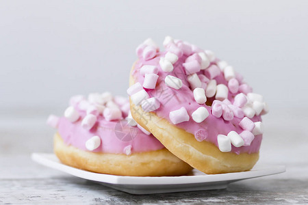 粉红色的巧克力甜圈上面有棉花糖图片