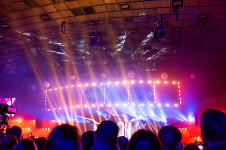 舞蹈剪映音乐会的剪影观众看向舞台在摇滚音乐会上聚会的人音乐派对音乐剧集团剪背景