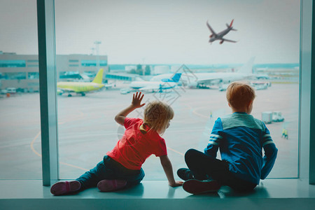 儿童在机场的飞机上看孩子图片