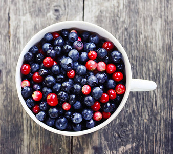 杯中成熟的森林蓝莓和蔓越莓图片