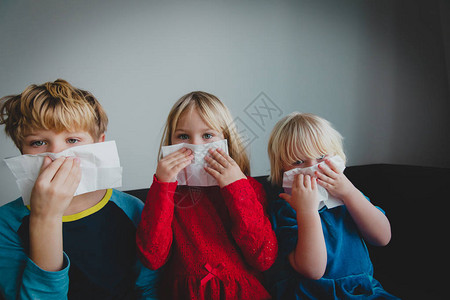 儿童在家庭中清洗和吹鼻涕图片