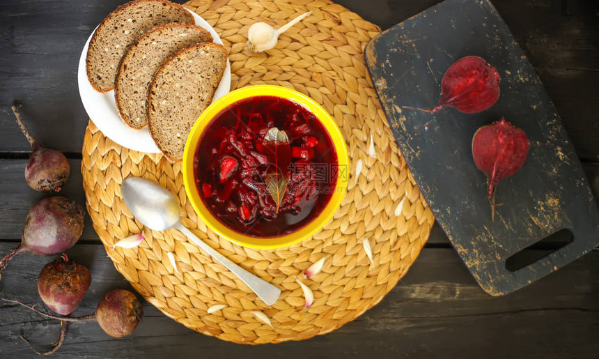红传统俄罗斯和乌克赖尼面包或甜菜根汤图片