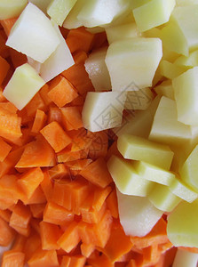 关闭红萝卜和土豆五颜六色的生蔬菜图片
