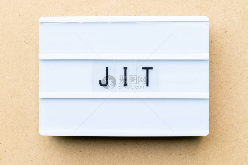 白色灯盒在木本上加字JIT图片