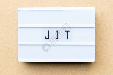 白色灯盒在木本上加字JIT背景图片