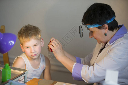儿童口腔动脉科医生对病人进行检查图片