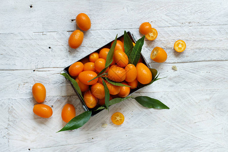 Kumquat水果在灰色背景顶视图片