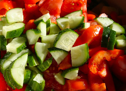 鲜熟的西红柿和沙拉图片