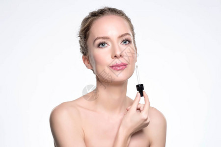 在皮肤上应用化妆皮肤血清治疗的漂亮模型美容学对完图片