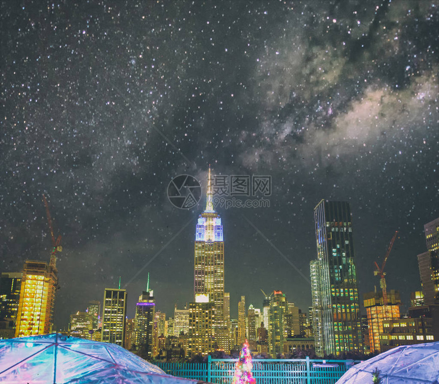 在纽约市的繁星之夜美国曼哈顿天际线图片