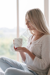 最喜欢的舒适饮料每天早上的仪式女人背景图片