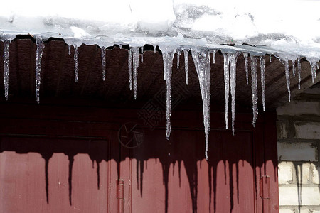 屋檐下挂着冬天的冰柱图片
