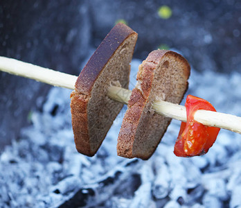 香肠烤肉在野餐室外边的烤面包机背景图片