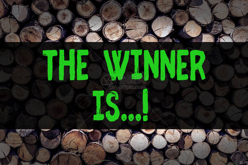 显示获胜者是的概念手写体商业照片展示宣布谁赢得比赛胜利在比赛中木制背景复古木材野生图片