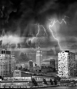 雷暴即将来临的纽约市曼哈顿天际线图片