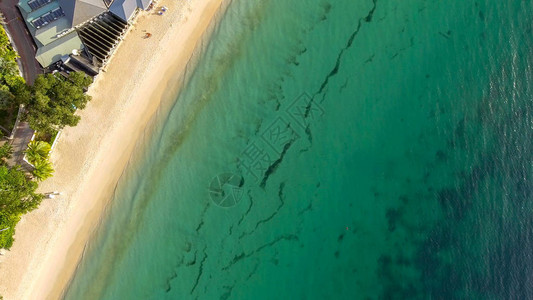 美丽的空中俯瞰海滩海水清澈图片