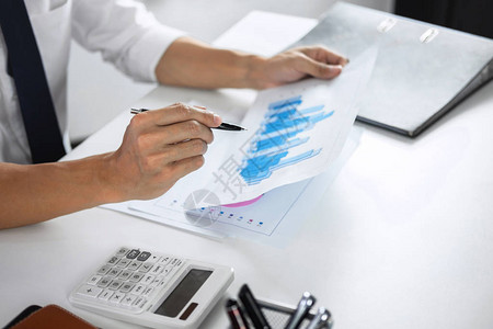 企业会计在图表文件上进行审计和算支出财务数据图片