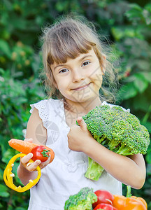 儿童吃蔬菜夏季照片有选择图片