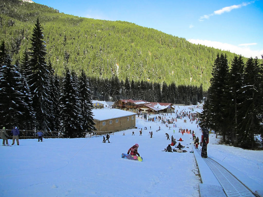 初创式滑雪运动员和滑雪运动员学会在训图片