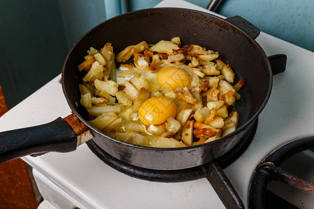 炸煎锅里鸡蛋的土豆炸薯条食品单身图片