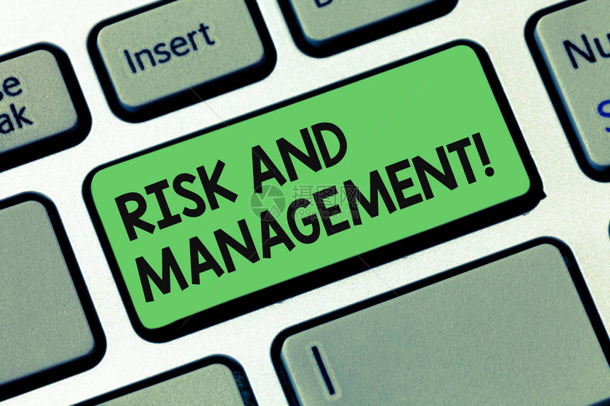显示风险和管理的文本符号概念照片预测评估财务风险最小化影响键盘意图创建计算机消图片