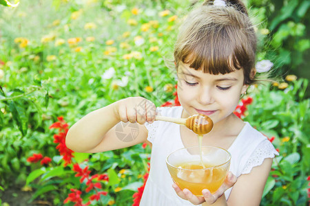 孩子吃蜂蜜选择焦图片