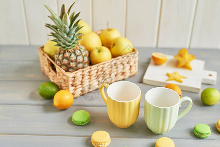 水果马卡龙和柠檬的杯子图片