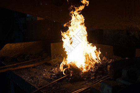铁匠在熔炉中熔炼金属一个图片